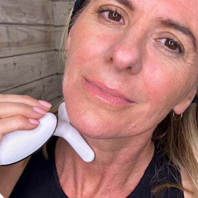 Suzann gebruikt de massager