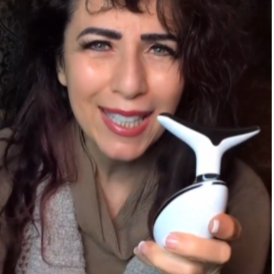 Suzann gebruikt de massager