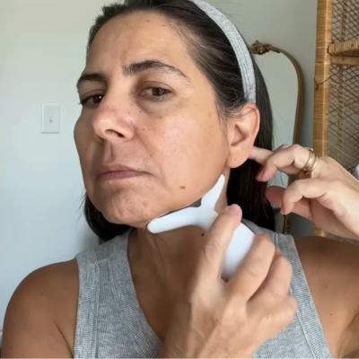 Suzann gebruikt de massager