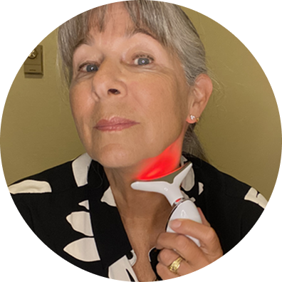 Suzann gebruikt de massager