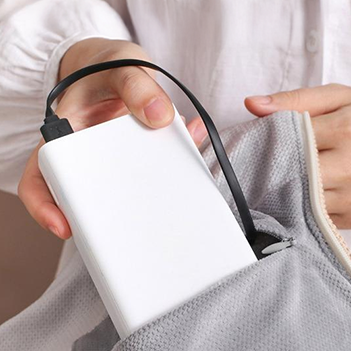 Gebruiker met Snugwear verwarmde schouder- en nekcape