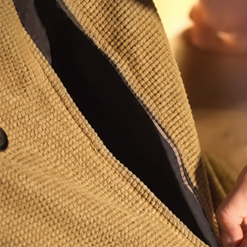 Vrouw die relaxed zit met Snugwear cape