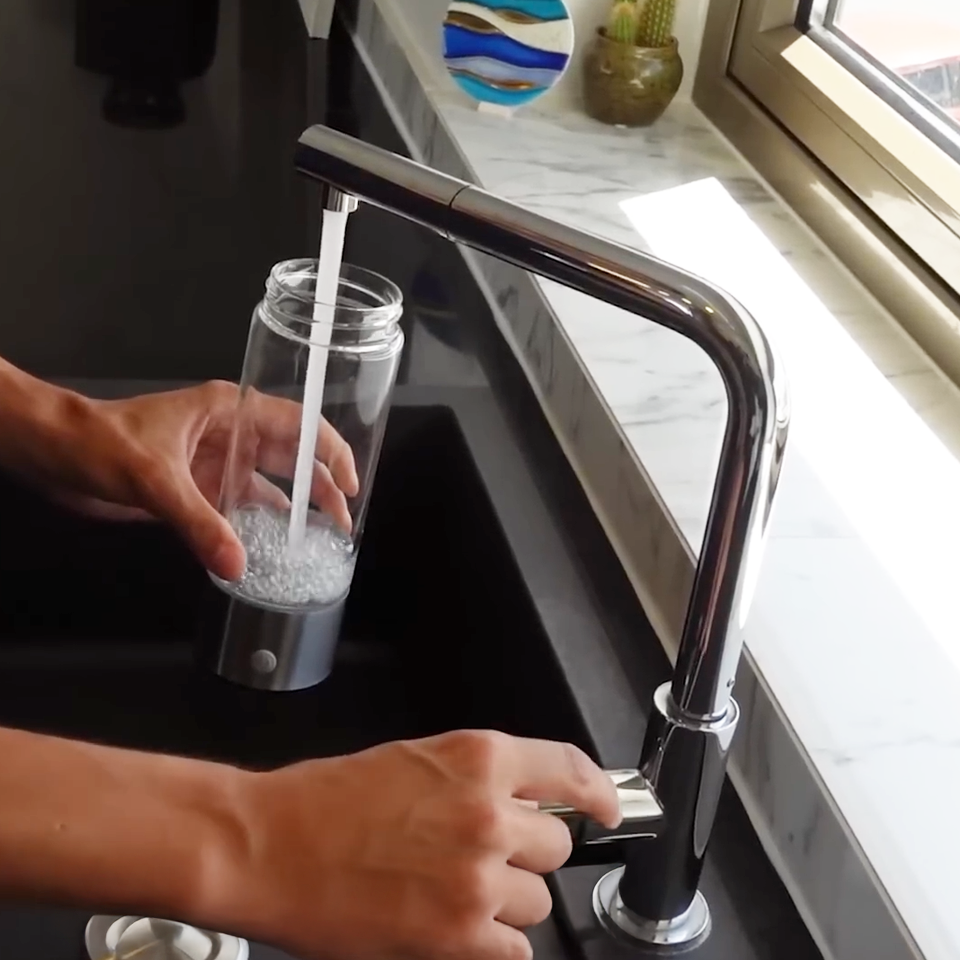 Vul de H2Life-fles met water