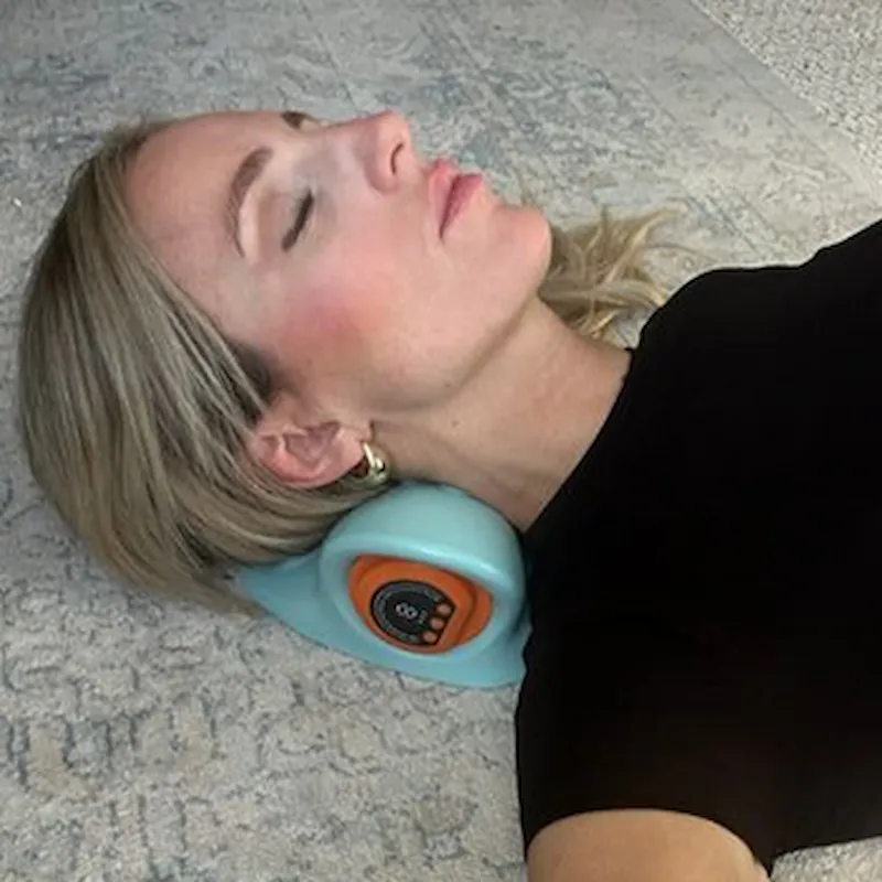 Gebruiker met Snugwear verwarmde schouder- en nekcape