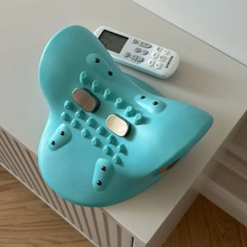 Vrouw die relaxed zit met Snugwear cape