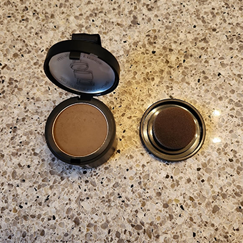 Vrouw die relaxed zit met Snugwear cape