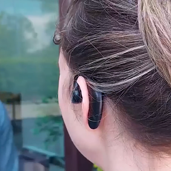 UniTalk Buds portés en voyage