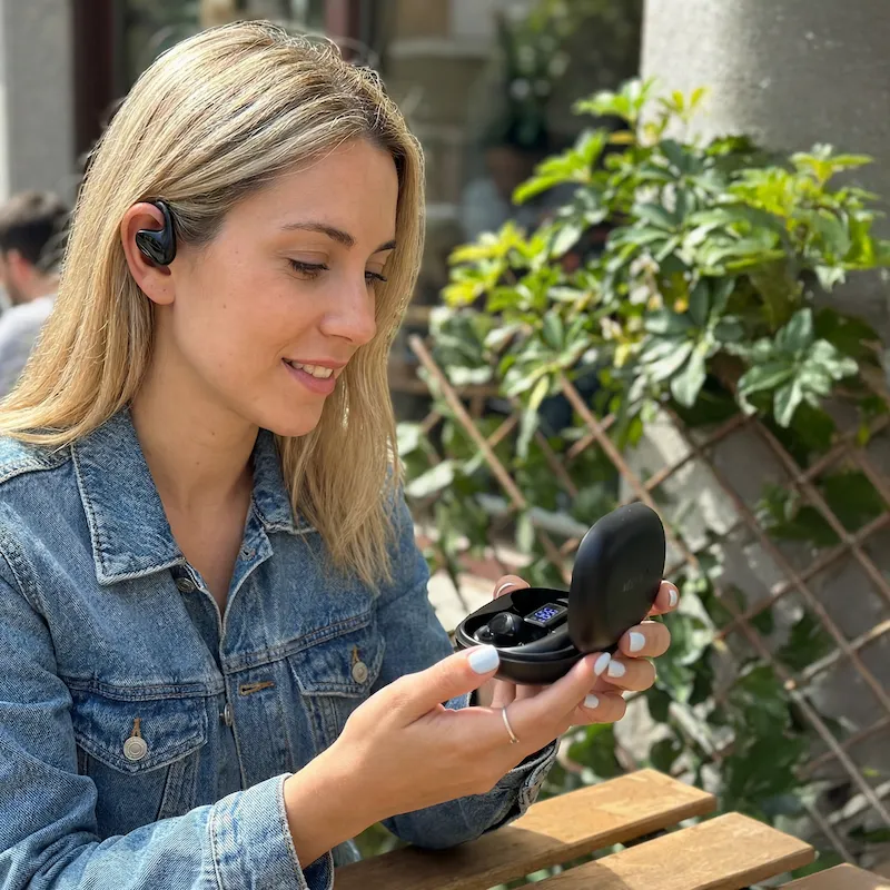 Les UniTalk Buds en cours d'utilisation