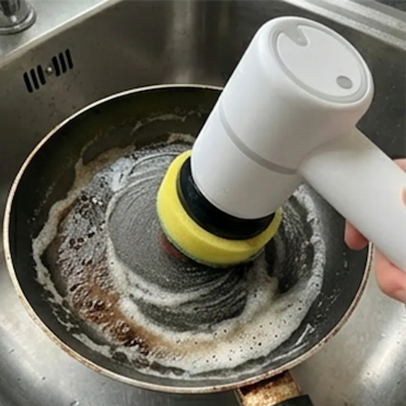 Anwenderin reinigt Badarmaturen mit der BrushNinja Bürste