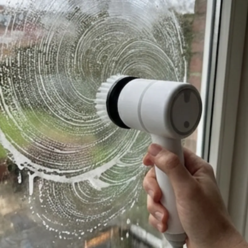 Frau zeigt das saubere Ergebnis nach der Reinigung mit BrushNinja