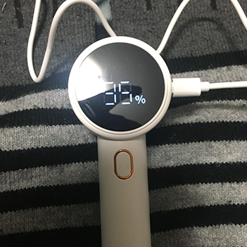 Frau nutzt FuzzClean auf dem Sofa