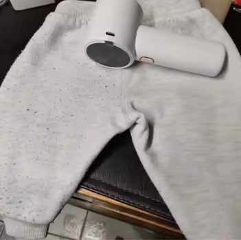 Benutzer pflegt Kinderkleidung mit FuzzClean