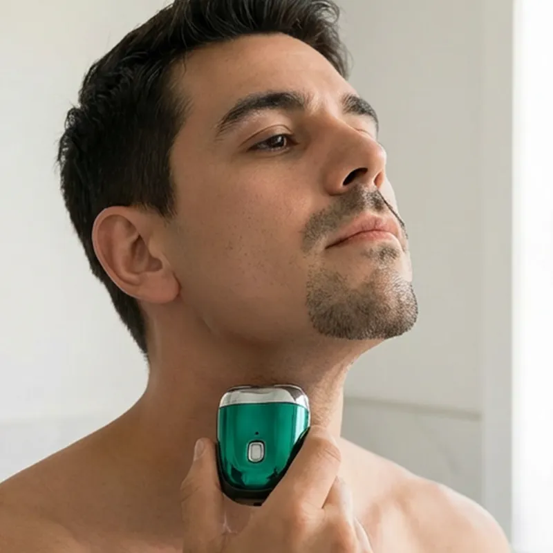 Passez le rasoir sur le menton et le cou