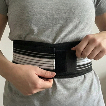 Gebruiker met Snugwear verwarmde schouder- en nekcape