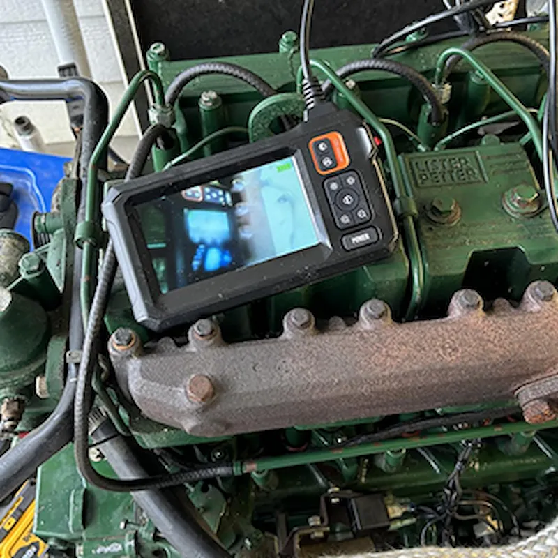 Benutzer prüft Motorraum mit OptiNex