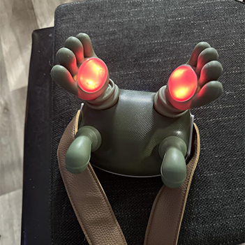 Gebruiker met Siaasoo Bionic Touch nek massage