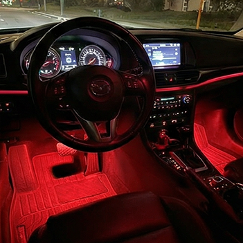 Vrouw die relaxed zit met Snugwear cape