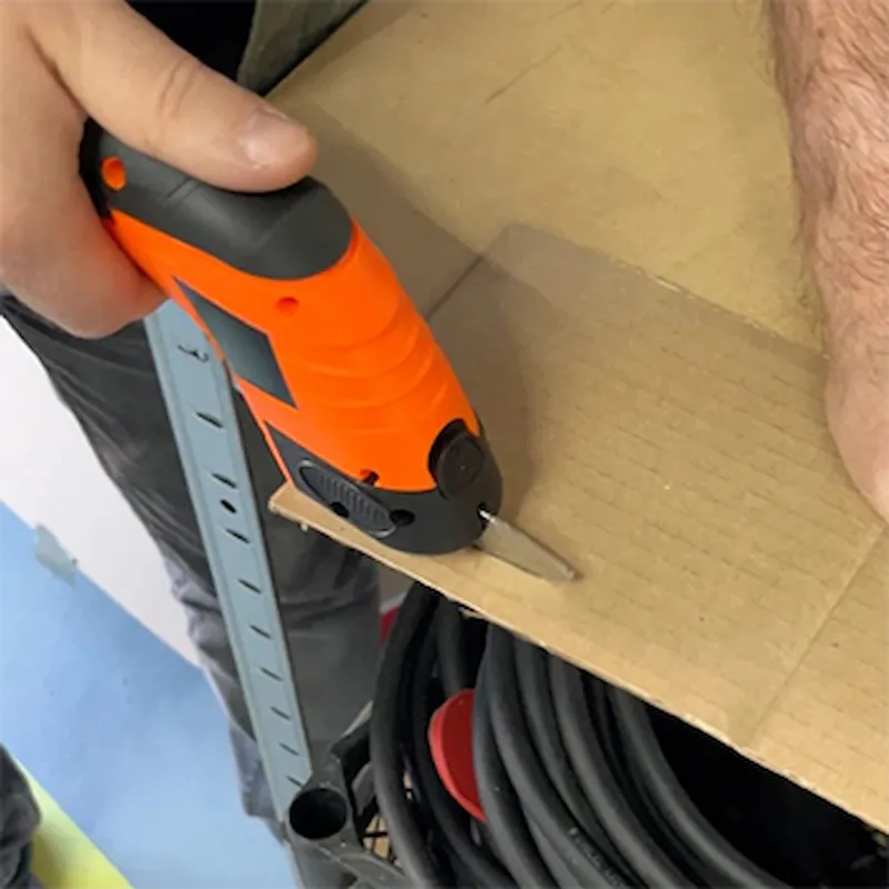 Marc maakt moeiteloos karton klein