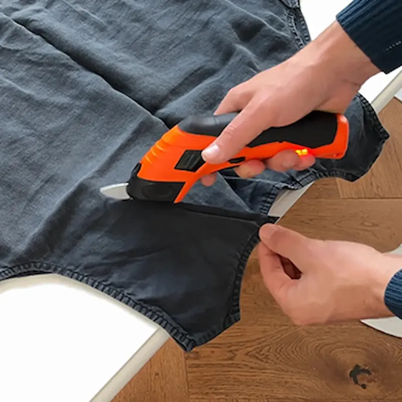 Anja gebruikt de FlexiCut voor stugge verpakkingen