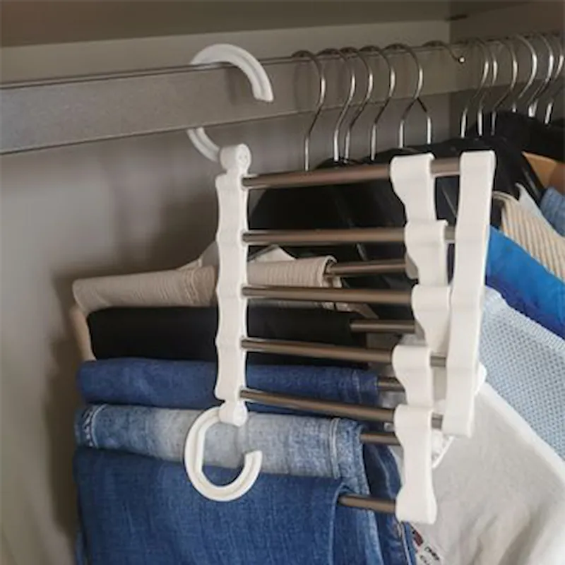 Vrouw die overzicht heeft in haar kledingkast met HangPro