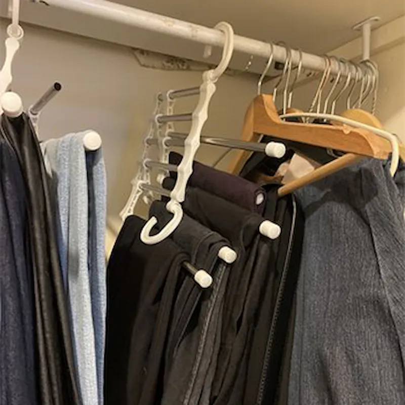 Gebruik van HangPro voor broeken en sjaals in de kast