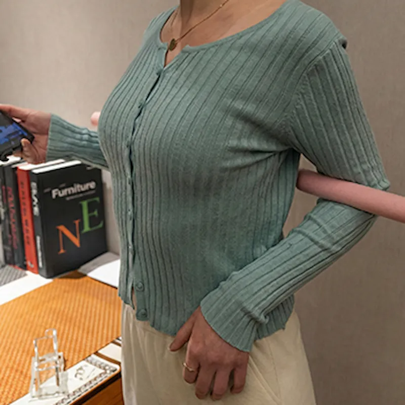 Vrouw die relaxed zit met Snugwear cape