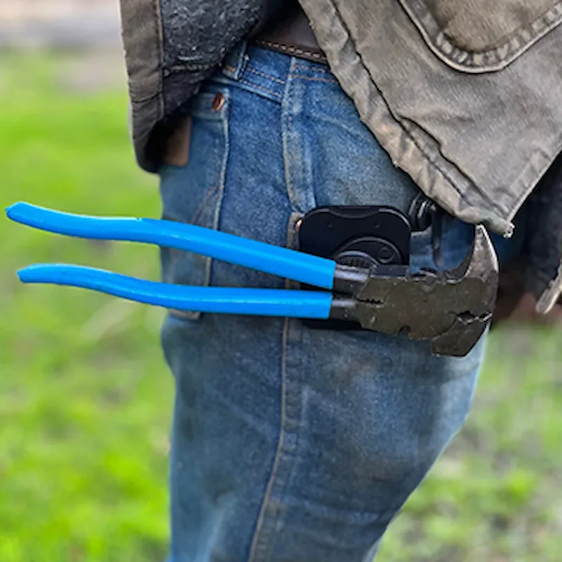 Vrouw die relaxed zit met Snugwear cape