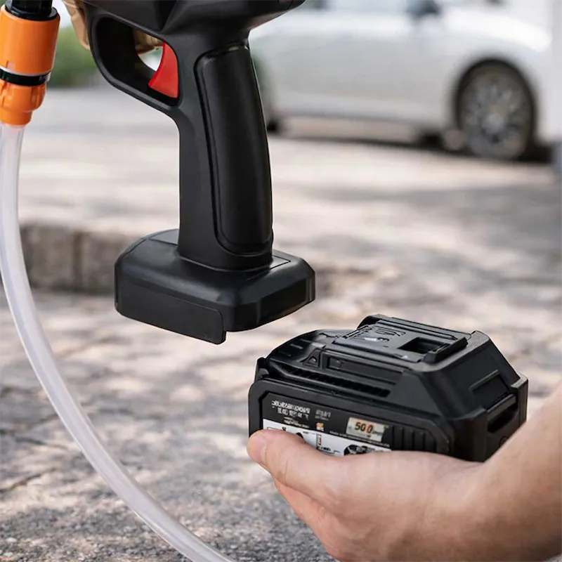 Klik de accu onder de Aerowash