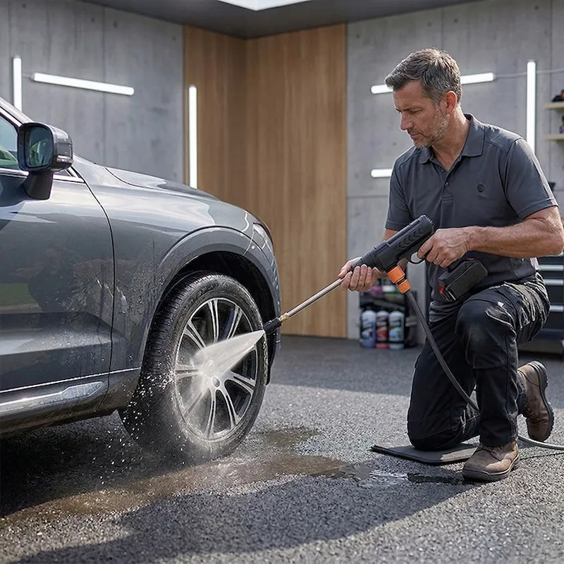 Auto en oprit schoonspuiten met 60 bar druk