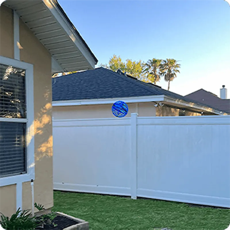 Mère qui regarde son enfant jouer avec l'AirGlide