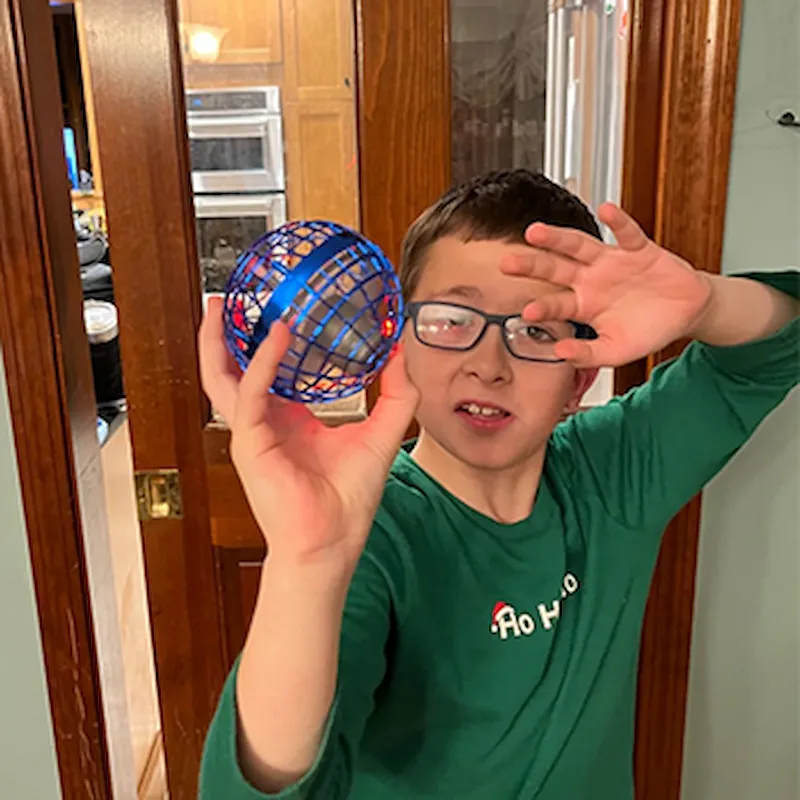 Père qui regarde ses enfants jouer avec l'AirGlide