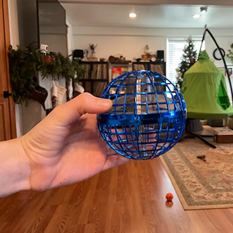 Enfant attrape l'AirGlide en riant dans le salon