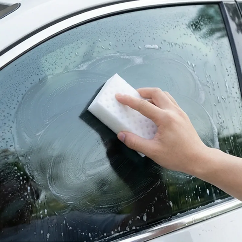 Wrijf CrystalShine over de waas en vlekken