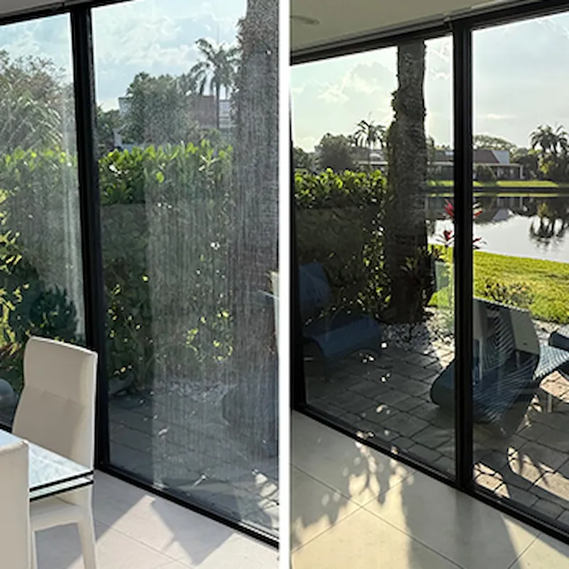 Gebruiker die CrystalShine gebruikt op glas