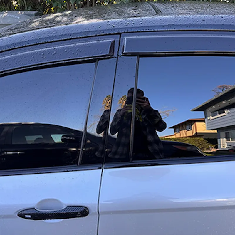 Gebruiker die CrystalShine meeneemt en gebruikt