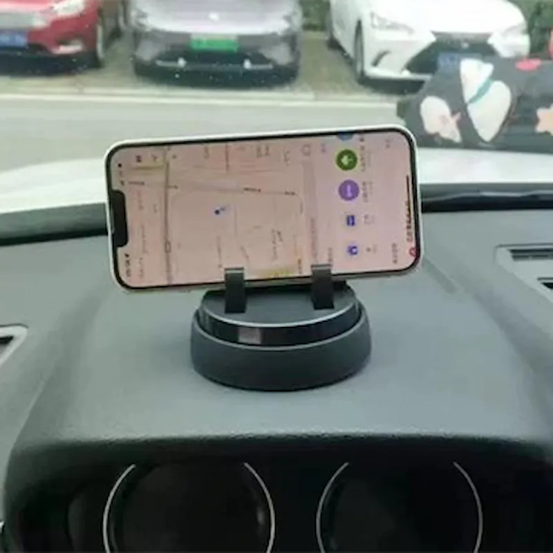 Bestuurder gebruikt DashLock voor stabiele navigatie in de auto