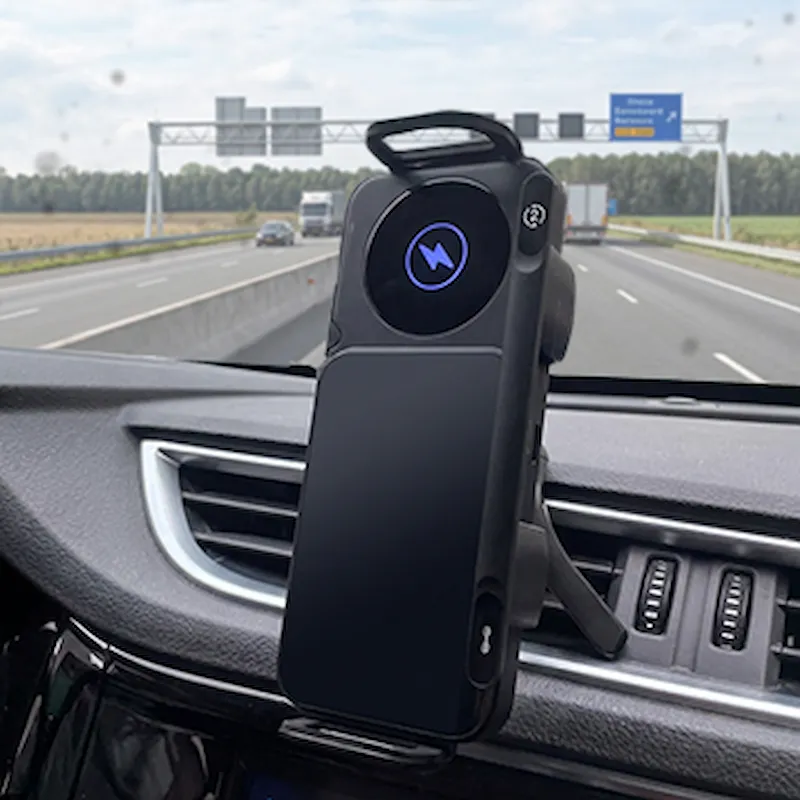 Bestuurder die veilig navigeert met de SwiftMount 360