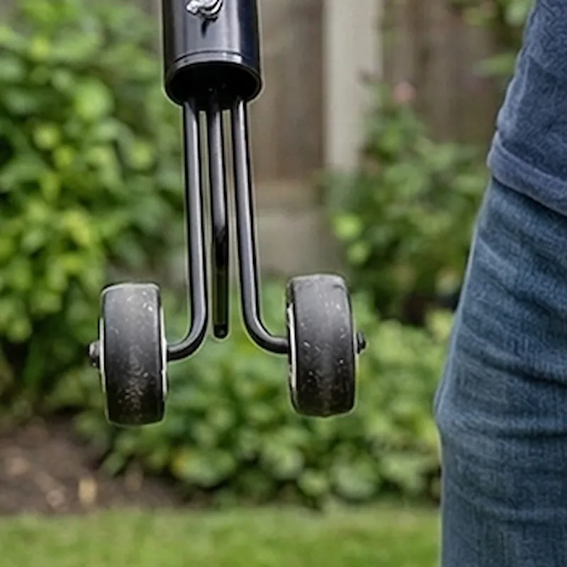 Oprit en terras dat er weer netjes uitziet na het wieden