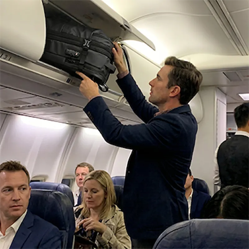 Man pakt Airo vacuüm rugzak in voor zakenreis