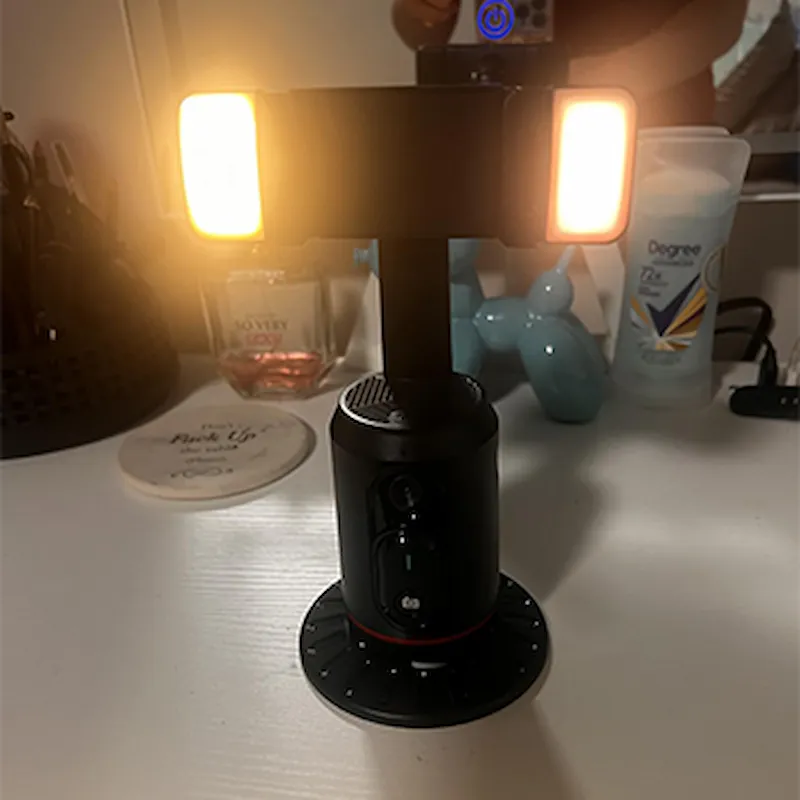 Vrouw die TikTok content maakt met de FocusFlow™ auto-tracking standaard