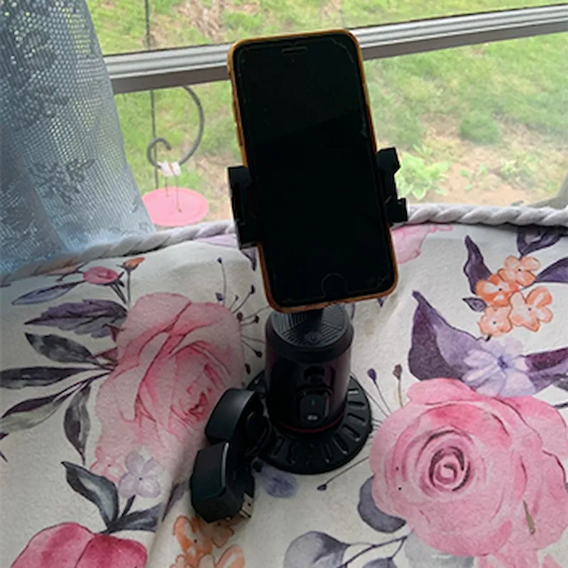 Man die fitness workout filmt met de FocusFlow™ tracking standaard