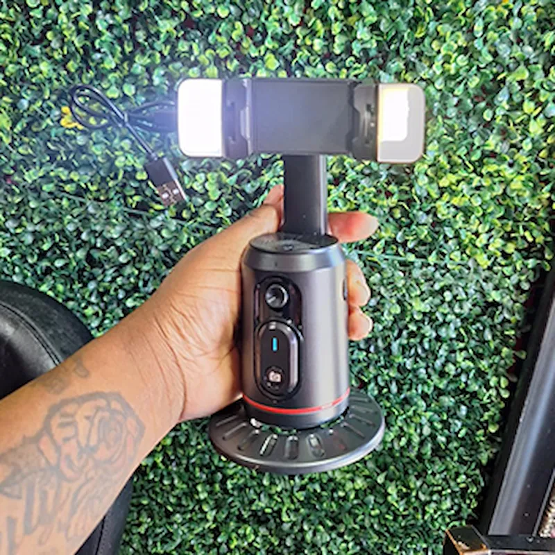 Ondernemer die een productdemo opneemt met de FocusFlow™