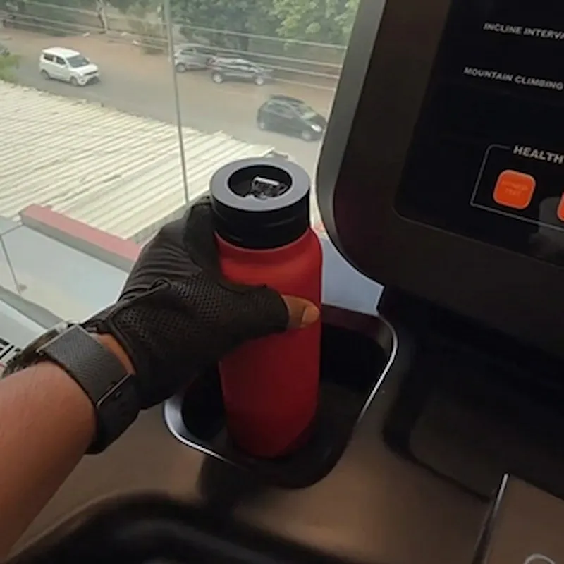 Gym content creator gebruikt GripSip als onzichtbaar statief