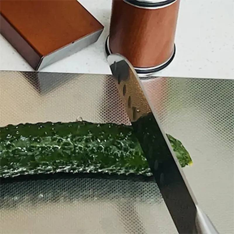 Vrouw blij met scherp mes na gebruik Hatori Edge