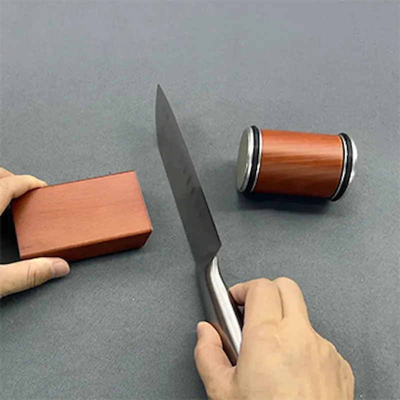 Man slijpt mes met Hatori Edge in keuken