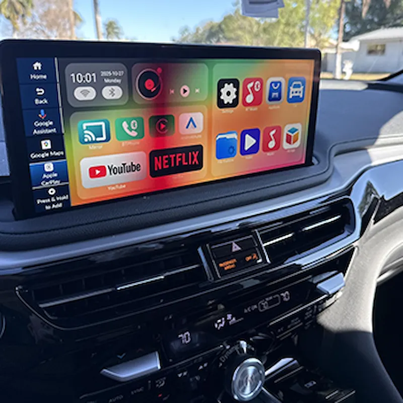 Man stream Netflix op zijn autoscherm met de Roadcast Carplay AI Box