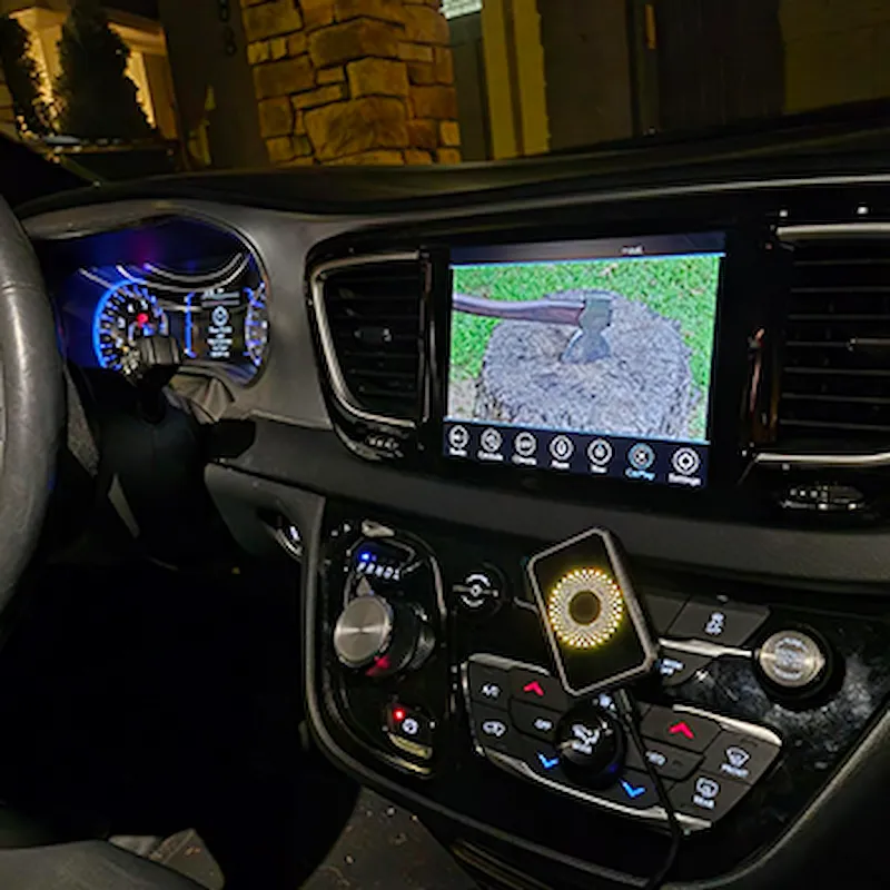 Zakelijke rijder met draadloos CarPlay via Roadcast in zijn auto