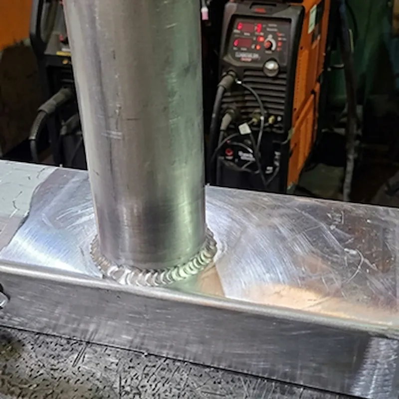 Klusser repareert aluminium tuinstoel met UpCraft Lasstaven
