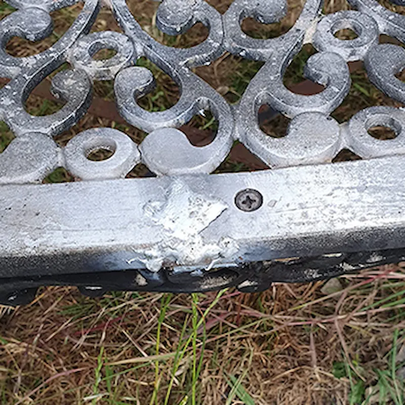 Man gebruikt gasbrander voor aluminium caravan-reparatie