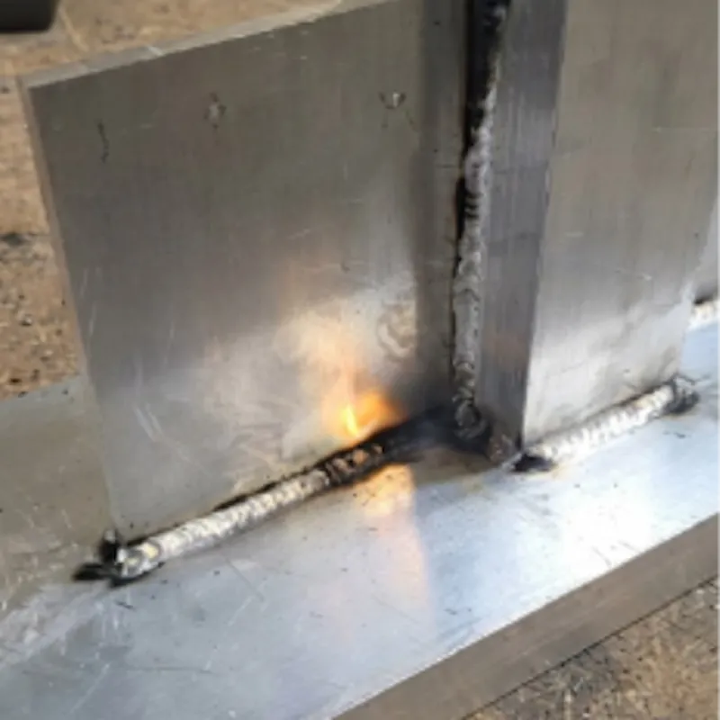 Vrouw repareert aluminium dakgoot zelf met lasstaven